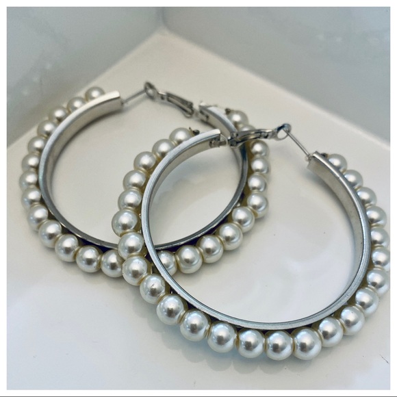 ShopEvelynne Jewelry - ✨LAST ONE✨Chic pearl hoop earrings